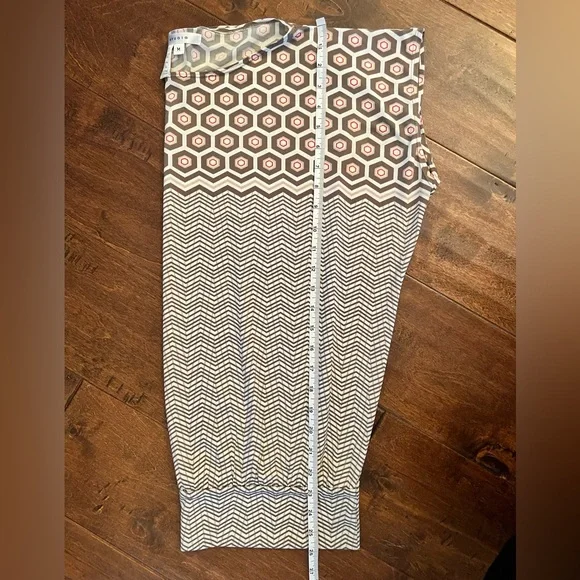 Max Studio • geometric Wrinkle-free Stretchy Soft Brown Tan White Red Top Medium - Picture 6 of 8